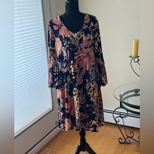 New Directions Very cute flowery design midi dress